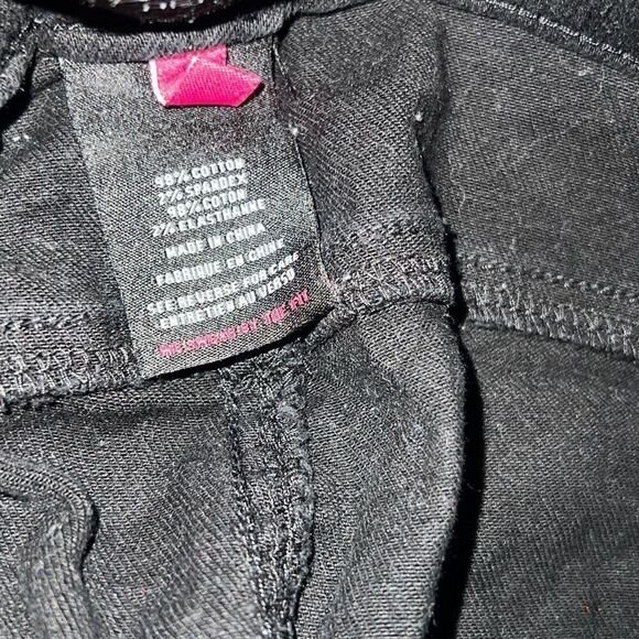 Torrid Women’s Plus Black Denim Cut-Off Distressed Jean Shorts size 16 - Picture 7 of 7